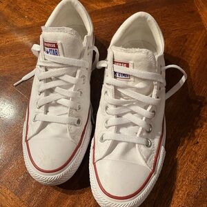 Women’s white lowtop converse